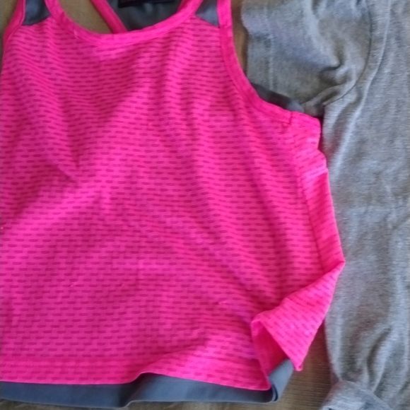 You mean the two tank tops 1 Hurley girls t-shirt with design - Picture 4 of 4